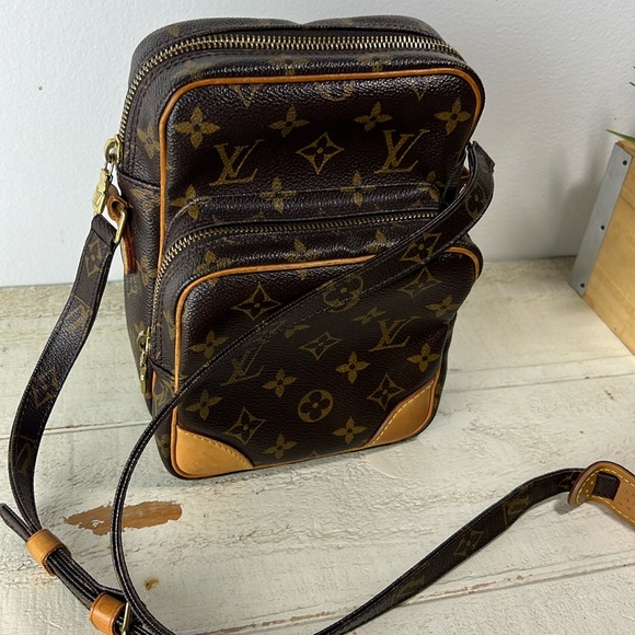 LOUIS VUITTON Monogram Amazone Shoulder Crossbody Bag - Picture 2 of 16